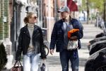 Amsterdam 2 mei 2020
Matthijs de Ligt en zijn vriendin Annekee Molenaar lopen op straat in Amsterdam zuid.