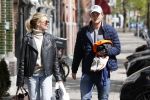 Amsterdam 2 mei 2020
Matthijs de Ligt en zijn vriendin Annekee Molenaar lopen op straat in Amsterdam zuid.