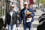 Amsterdam 2 mei 2020
Matthijs de Ligt en zijn vriendin Annekee Molenaar lopen op straat in Amsterdam zuid.