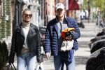 Amsterdam 2 mei 2020
Matthijs de Ligt en zijn vriendin Annekee Molenaar lopen op straat in Amsterdam zuid.