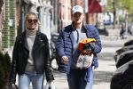 Amsterdam 2 mei 2020
Matthijs de Ligt en zijn vriendin Annekee Molenaar lopen op straat in Amsterdam zuid.