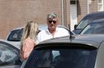 Noordwijk 12 juni 2020
Albert Barnhoorn en zijn dochter Nathalie Barnhoorn arriveren bij haar Appartement. Het verhaal dat zij een relatie met Dirk Kuyt zou hebben klopt helemaal niet.