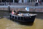Amsterdam 21 mei 2020
Nicolette v dam en Bas Smit varen met dochters op de boot door de Amsterdamse grachten.