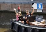 Amsterdam 21 mei 2020
Nicolette v dam en Bas Smit varen met dochters op de boot door de Amsterdamse grachten.