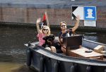 Amsterdam 21 mei 2020
Nicolette v dam en Bas Smit varen met dochters op de boot door de Amsterdamse grachten.