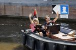 Amsterdam 21 mei 2020
Nicolette v dam en Bas Smit varen met dochters op de boot door de Amsterdamse grachten.