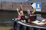 Amsterdam 21 mei 2020
Nicolette v dam en Bas Smit varen met dochters op de boot door de Amsterdamse grachten.