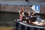 Amsterdam 21 mei 2020
Nicolette v dam en Bas Smit varen met dochters op de boot door de Amsterdamse grachten.