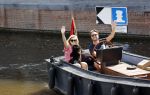 Amsterdam 21 mei 2020
Nicolette v dam en Bas Smit varen met dochters op de boot door de Amsterdamse grachten.