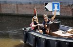 Amsterdam 21 mei 2020
Nicolette v dam en Bas Smit varen met dochters op de boot door de Amsterdamse grachten.