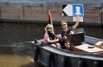 Amsterdam 21 mei 2020
Nicolette v dam en Bas Smit varen met dochters op de boot door de Amsterdamse grachten.