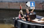 Amsterdam 21 mei 2020
Nicolette v dam en Bas Smit varen met dochters op de boot door de Amsterdamse grachten.