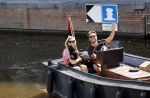 Amsterdam 21 mei 2020
Nicolette v dam en Bas Smit varen met dochters op de boot door de Amsterdamse grachten.