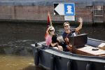 Amsterdam 21 mei 2020
Nicolette v dam en Bas Smit varen met dochters op de boot door de Amsterdamse grachten.