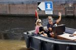 Amsterdam 21 mei 2020
Nicolette v dam en Bas Smit varen met dochters op de boot door de Amsterdamse grachten.