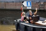 Amsterdam 21 mei 2020
Nicolette v dam en Bas Smit varen met dochters op de boot door de Amsterdamse grachten.