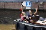 Amsterdam 21 mei 2020
Nicolette v dam en Bas Smit varen met dochters op de boot door de Amsterdamse grachten.