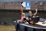 Amsterdam 21 mei 2020
Nicolette v dam en Bas Smit varen met dochters op de boot door de Amsterdamse grachten.
