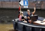 Amsterdam 21 mei 2020
Nicolette v dam en Bas Smit varen met dochters op de boot door de Amsterdamse grachten.