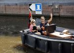 Amsterdam 21 mei 2020
Nicolette v dam en Bas Smit varen met dochters op de boot door de Amsterdamse grachten.