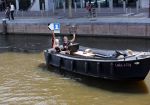 Amsterdam 21 mei 2020
Nicolette v dam en Bas Smit varen met dochters op de boot door de Amsterdamse grachten.