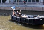 Amsterdam 21 mei 2020
Nicolette v dam en Bas Smit varen met dochters op de boot door de Amsterdamse grachten.