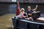 Amsterdam 21 mei 2020
Nicolette v dam en Bas Smit varen met dochters op de boot door de Amsterdamse grachten.