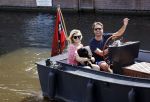 Amsterdam 21 mei 2020
Nicolette v dam en Bas Smit varen met dochters op de boot door de Amsterdamse grachten.