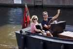 Amsterdam 21 mei 2020
Nicolette v dam en Bas Smit varen met dochters op de boot door de Amsterdamse grachten.