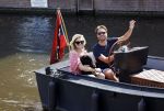 Amsterdam 21 mei 2020
Nicolette v dam en Bas Smit varen met dochters op de boot door de Amsterdamse grachten.