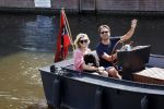 Amsterdam 21 mei 2020
Nicolette v dam en Bas Smit varen met dochters op de boot door de Amsterdamse grachten.