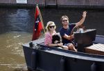 Amsterdam 21 mei 2020
Nicolette v dam en Bas Smit varen met dochters op de boot door de Amsterdamse grachten.