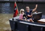 Amsterdam 21 mei 2020
Nicolette v dam en Bas Smit varen met dochters op de boot door de Amsterdamse grachten.
