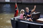 Amsterdam 21 mei 2020
Nicolette v dam en Bas Smit varen met dochters op de boot door de Amsterdamse grachten.