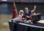 Amsterdam 21 mei 2020
Nicolette v dam en Bas Smit varen met dochters op de boot door de Amsterdamse grachten.