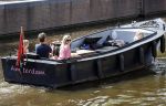 Amsterdam 21 mei 2020
Nicolette v dam en Bas Smit varen met dochters op de boot door de Amsterdamse grachten.