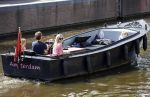 Amsterdam 21 mei 2020
Nicolette v dam en Bas Smit varen met dochters op de boot door de Amsterdamse grachten.