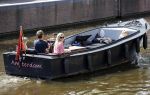 Amsterdam 21 mei 2020
Nicolette v dam en Bas Smit varen met dochters op de boot door de Amsterdamse grachten.
