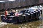 Amsterdam 21 mei 2020
Nicolette v dam en Bas Smit varen met dochters op de boot door de Amsterdamse grachten.