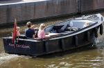Amsterdam 21 mei 2020
Nicolette v dam en Bas Smit varen met dochters op de boot door de Amsterdamse grachten.