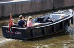 Amsterdam 21 mei 2020
Nicolette v dam en Bas Smit varen met dochters op de boot door de Amsterdamse grachten.