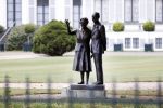 Soestdijk 12 mei 2020
Een beeld van prins Bernhard en prinses Juliana staat voor paleis Soestdijk