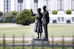 Soestdijk 12 mei 2020
Een beeld van prins Bernhard en prinses Juliana staat voor paleis Soestdijk