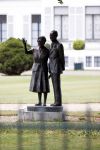 Soestdijk 12 mei 2020
Een beeld van prins Bernhard en prinses Juliana staat voor paleis Soestdijk