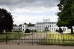 Soestdijk 12 mei 2020
Een beeld van prins Bernhard en prinses Juliana staat voor paleis Soestdijk