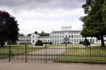 Soestdijk 12 mei 2020
Een beeld van prins Bernhard en prinses Juliana staat voor paleis Soestdijk