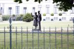Soestdijk 12 mei 2020
Een beeld van prins Bernhard en prinses Juliana staat voor paleis Soestdijk