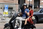 Amsterdam 9  mei 2020
Patrick Singels met zijn vrouw Corine op de scooter.