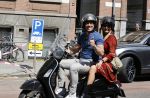 Amsterdam 9  mei 2020
Patrick Singels met zijn vrouw Corine op de scooter.