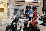 Amsterdam 9  mei 2020
Patrick Singels met zijn vrouw Corine op de scooter.